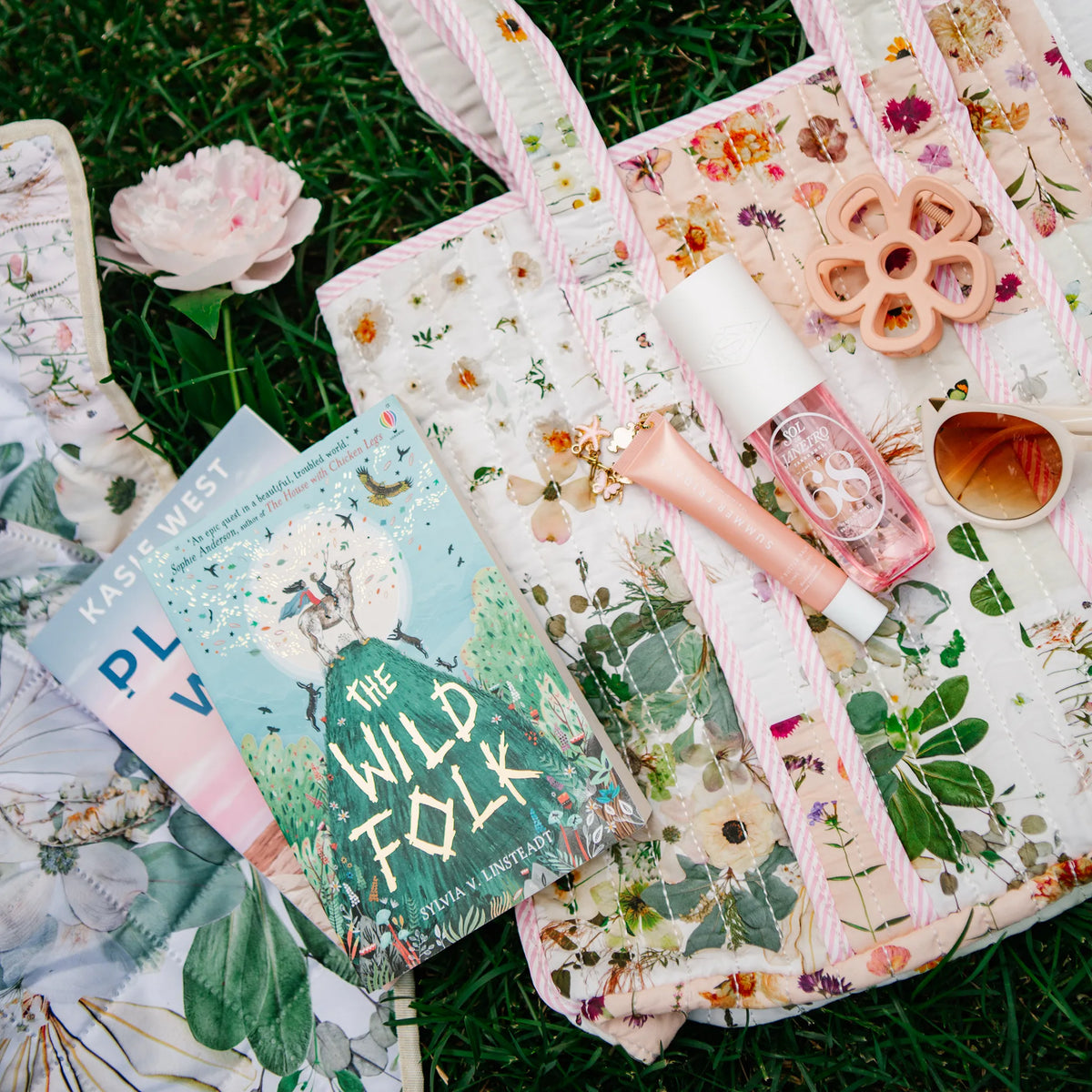 Floral tote with pressed flower outdoor blanket